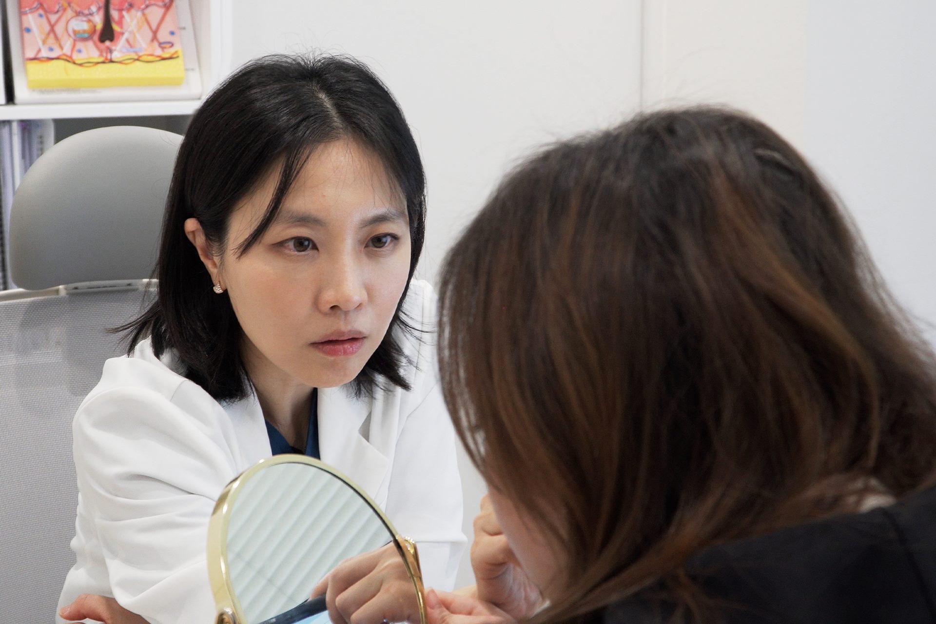 환자와 거울을 보며 1:1 상담하는 대표원장