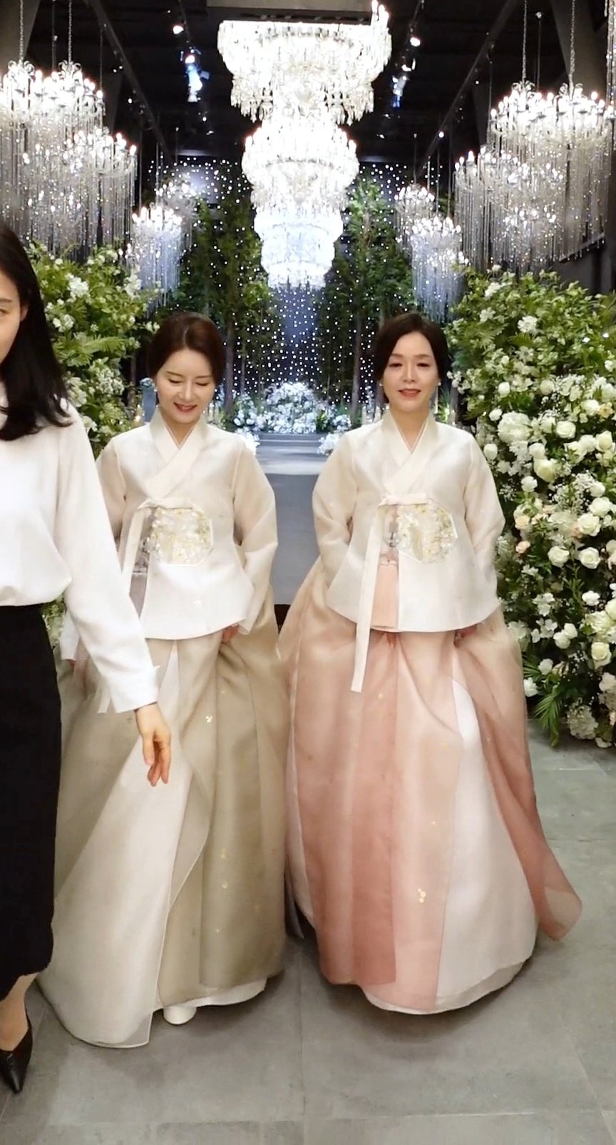 한복대여 예약 후 방문 - 양가 어머니 웨딩홀 착용 모습 | 테힐라한복