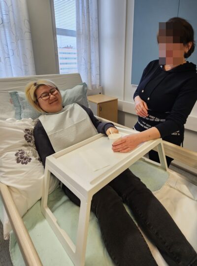 수업 중 침대에 눕고 싶어서 자원한 환자역할. 사진찍는다는 말에 굳어버린 친구와 웃음 참기에 실패한 햄