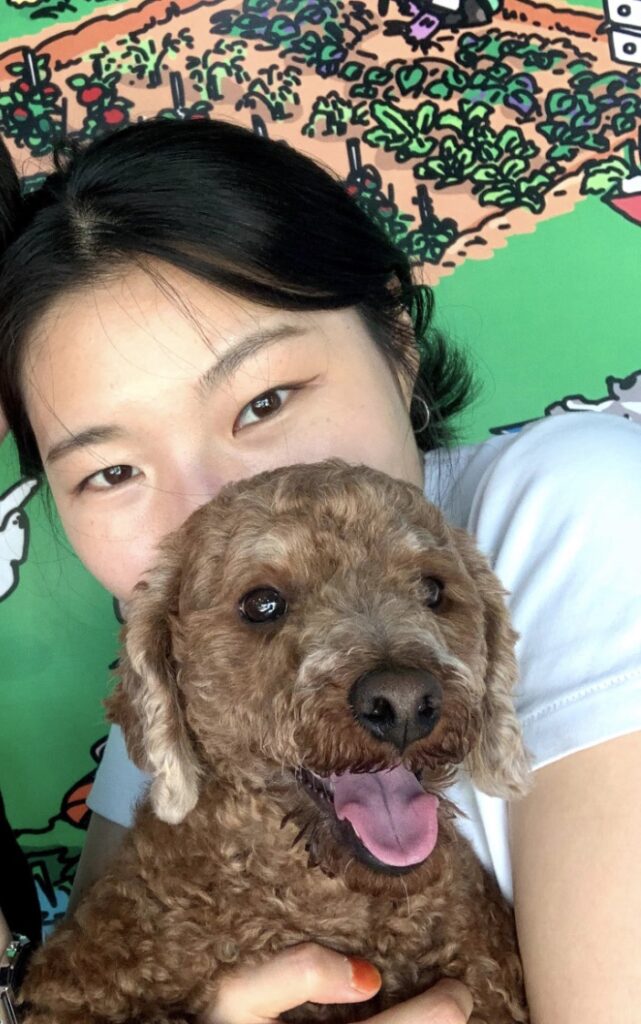 갈색 강아지 금동이와 포옹하고 있는 신입활동회원 지우 님의 사진
