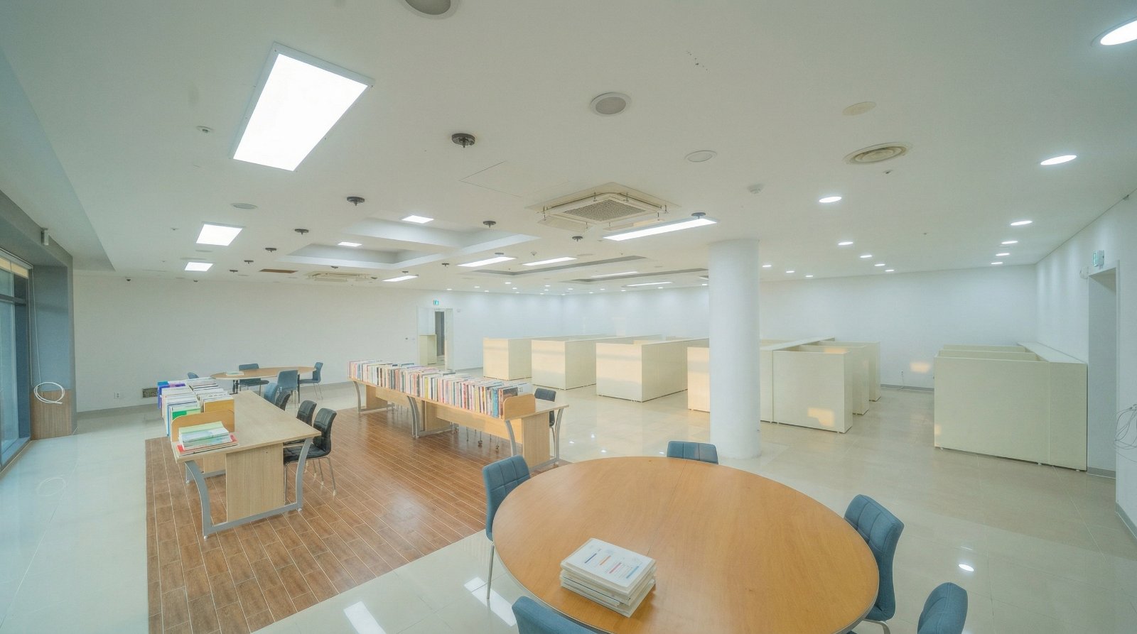 1인 좌석이 있는 이룸기숙학원 도서관