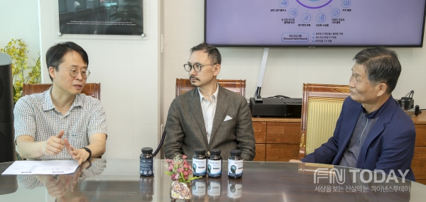 제론바이오 이상은 대표(가운데)가 지난 9월 28일  한림대학교 일송생명과학연구소 고영호 교수 연구진(왼쪽), 농촌진흥청과 '알츠하이머성 치매 예방 연구 협약'을 맺고 담소하고 있다.