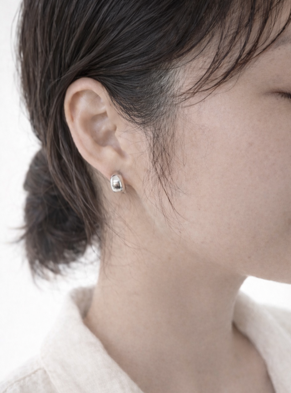 바이메이커 미니 볼드 하프링 이어링 Mini Bold Huggie Hoop Earrings