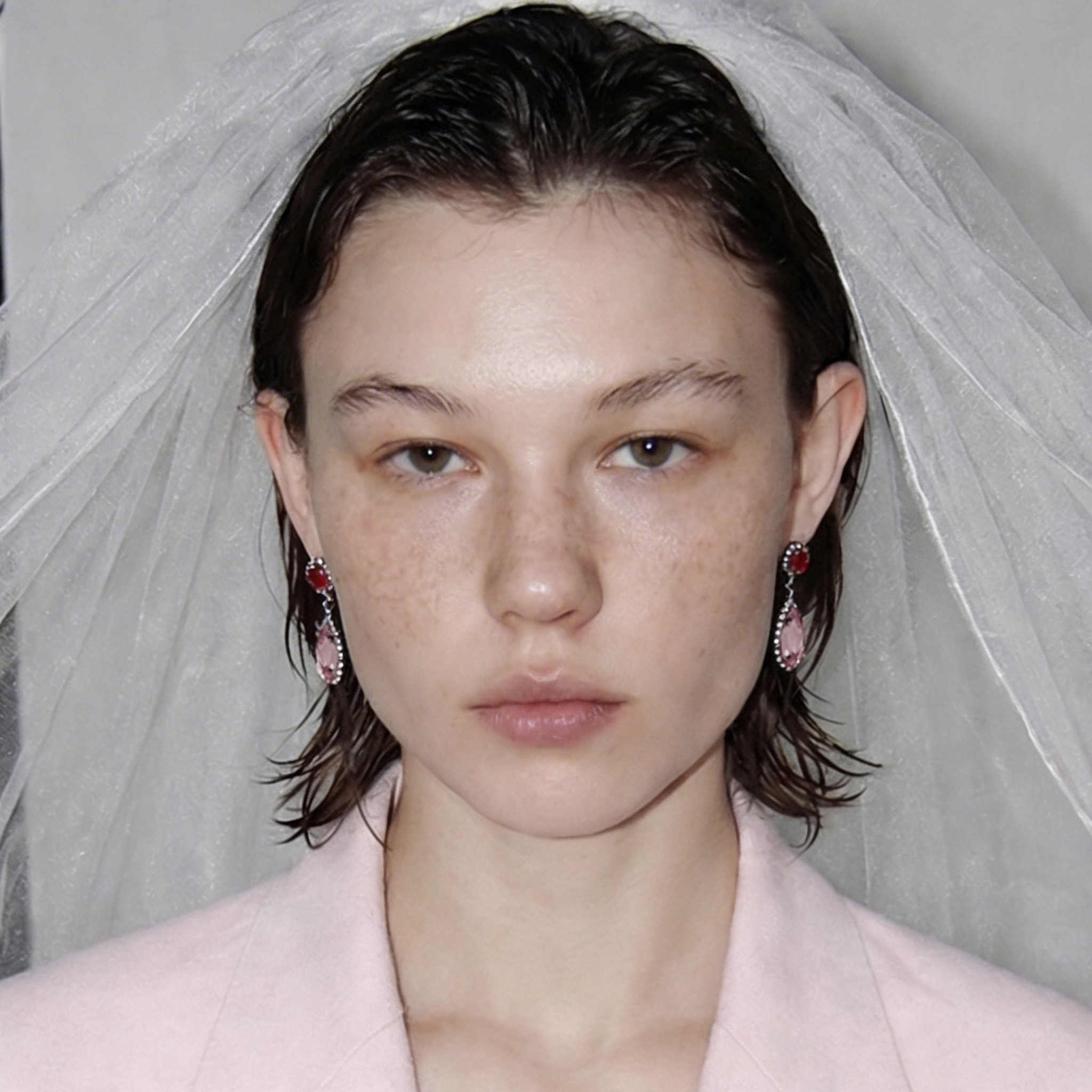바이메이커 핑크 크리스탈 드롭 이어링 Pink Drop Contrast Earrings