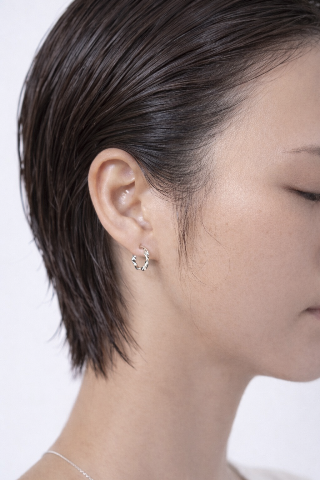 바이메이커 트위스트 미니 링 이어링 Twist Mini Hoop Earrings