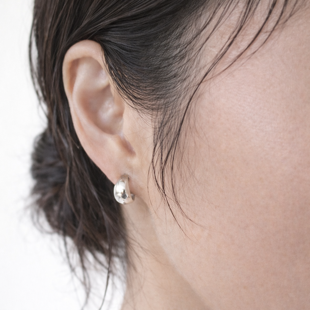 바이메이커 미니 볼드 하프링 이어링 Mini Bold Huggie Hoop Earrings