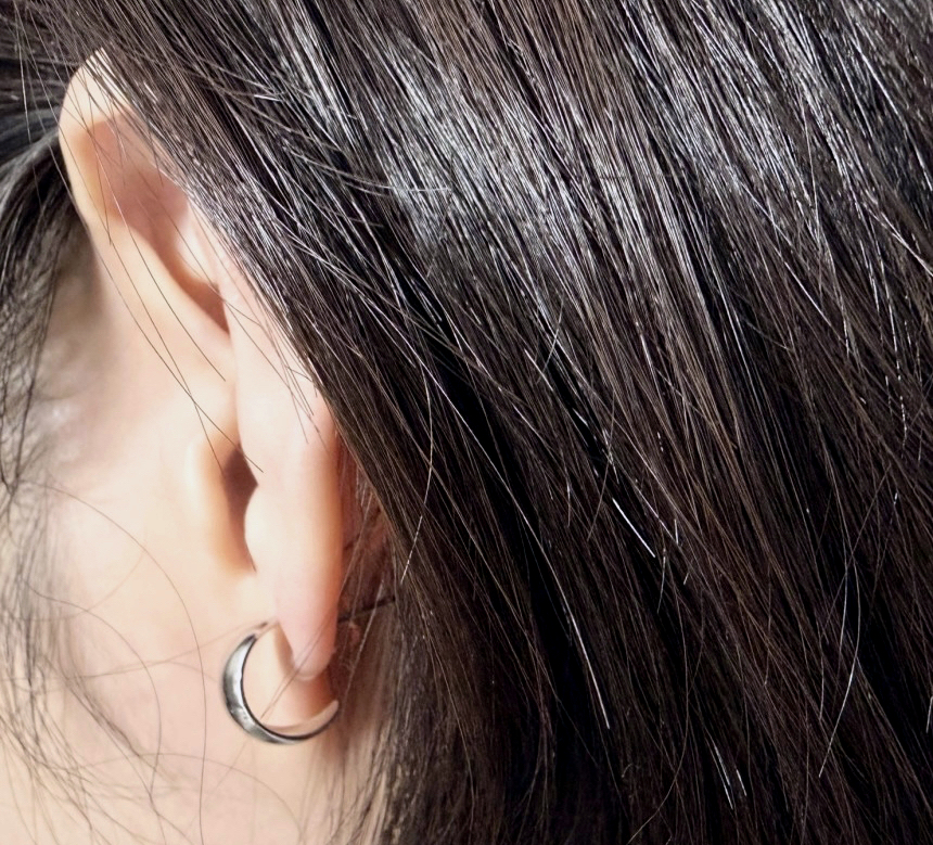 바이메이커 미니 볼드 하프링 이어링 Mini Bold Huggie Hoop Earrings