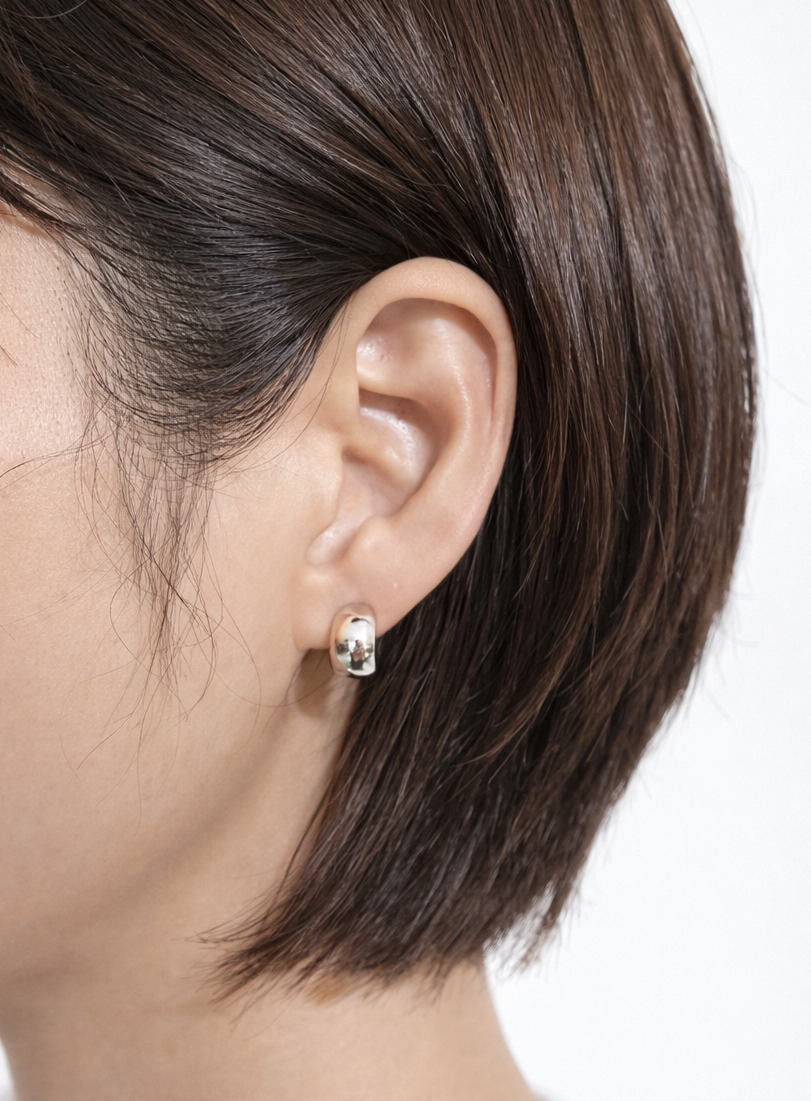 바이메이커 미니 볼드 하프링 이어링 Mini Bold Huggie Hoop Earrings