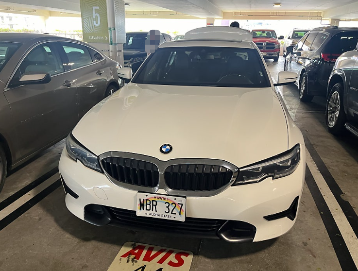 흰색 BMW 풀사이즈 세단 - Budget 렌탈, 와이키키 주차장