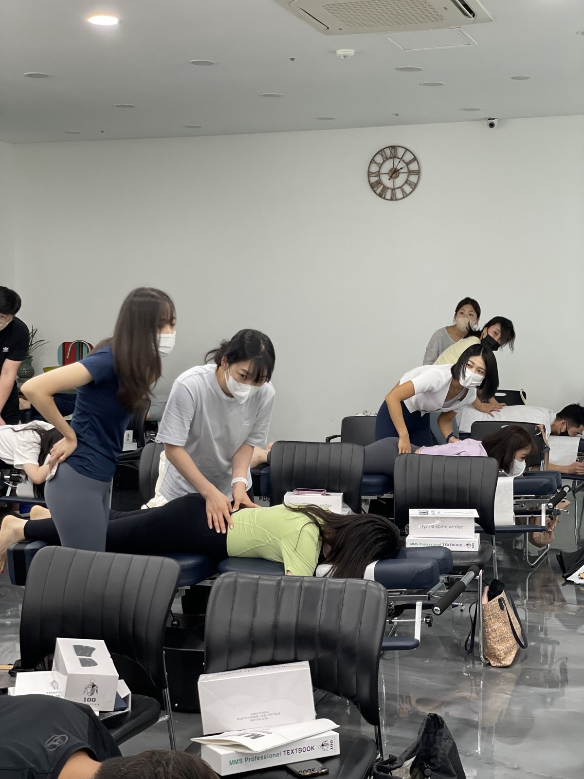 수강생들이 테이블에서 짝을 지어 실습하는 모습