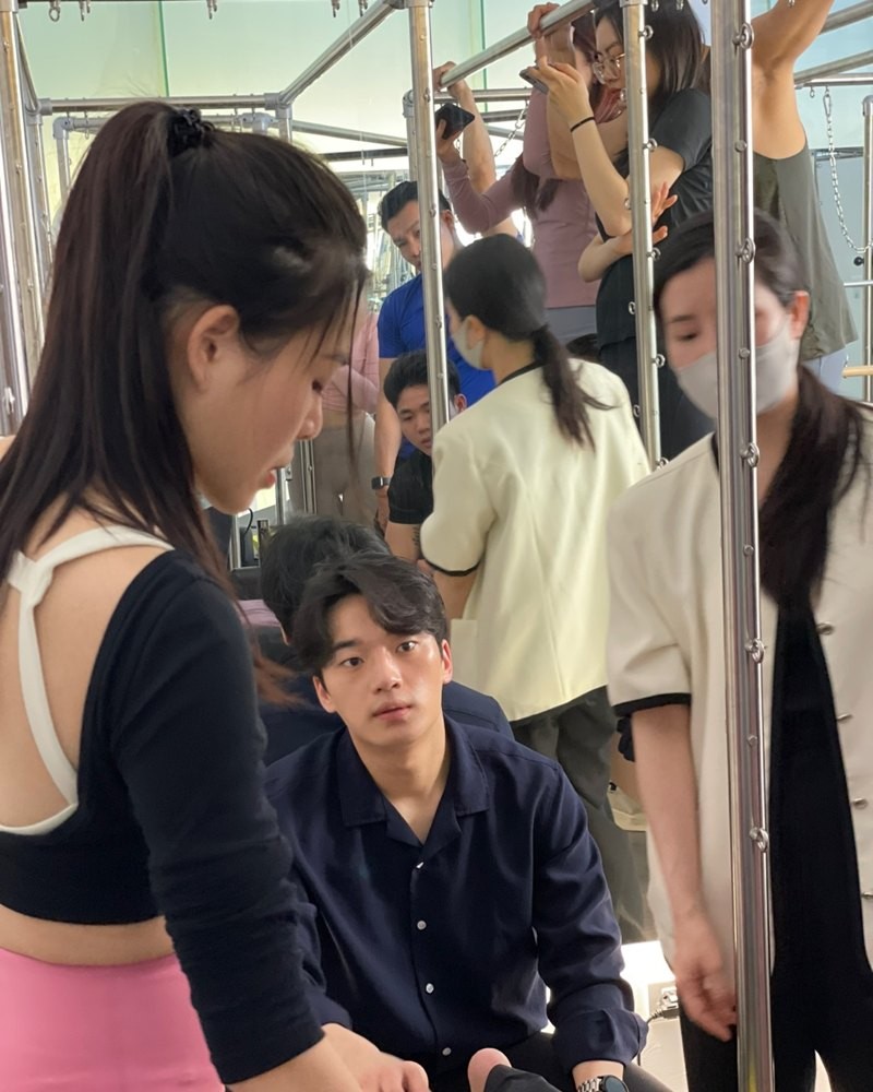 이건호 대표가 수강생을 1:1로 지도하는 모습
