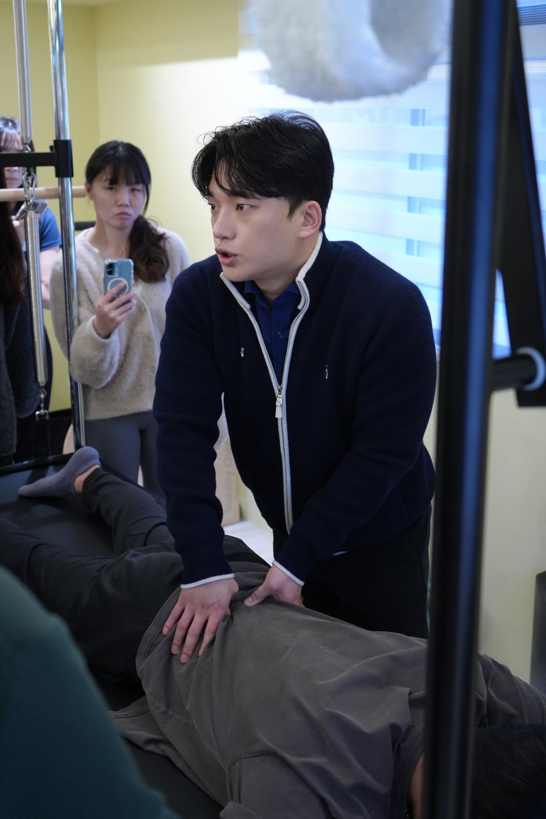 회원 자세를 보며 강사에게 설명하는 이건호 대표