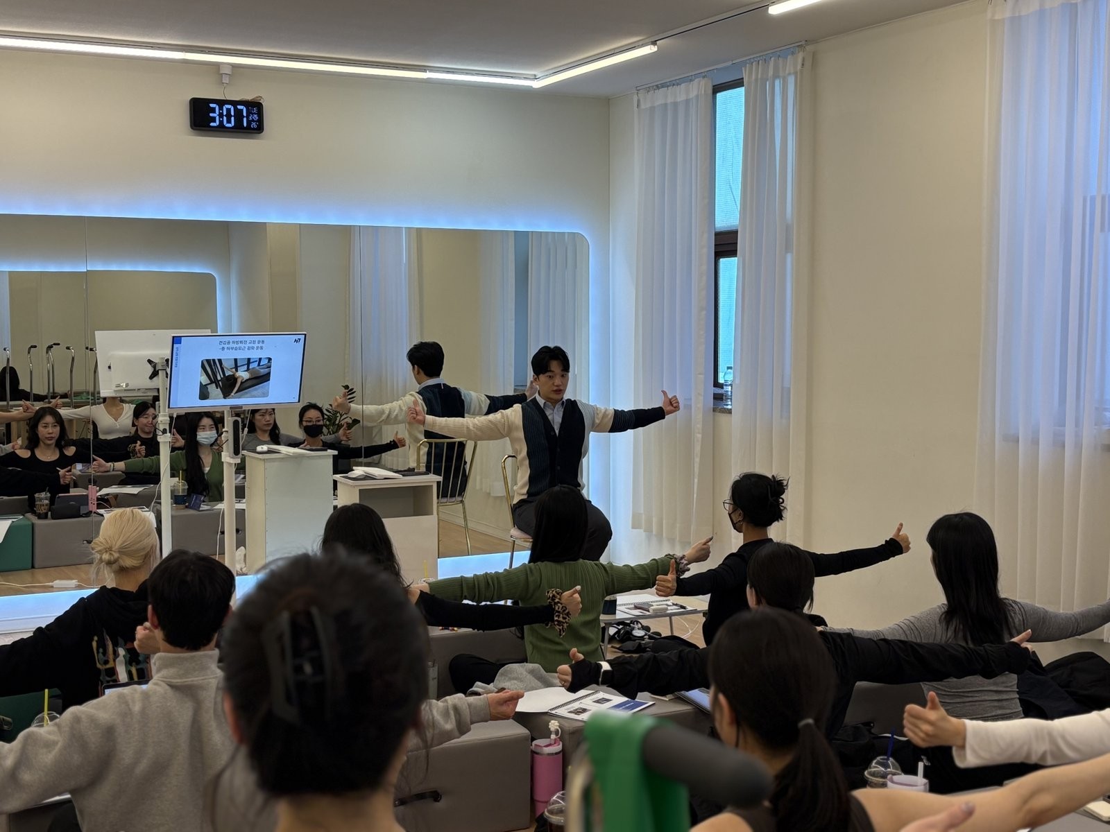 수강생 전체가 함께 동작을 따라 하는 수업