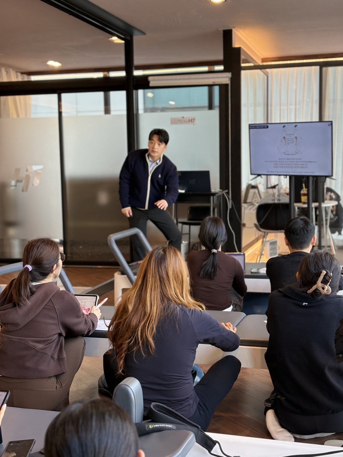 이건호 대표가 강의실에서 설명하는 모습