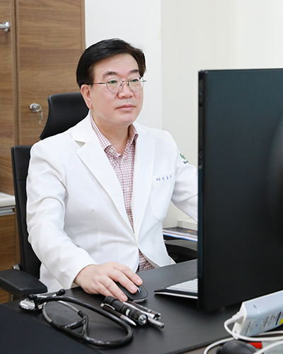 김동규 대표원장 진료 모습