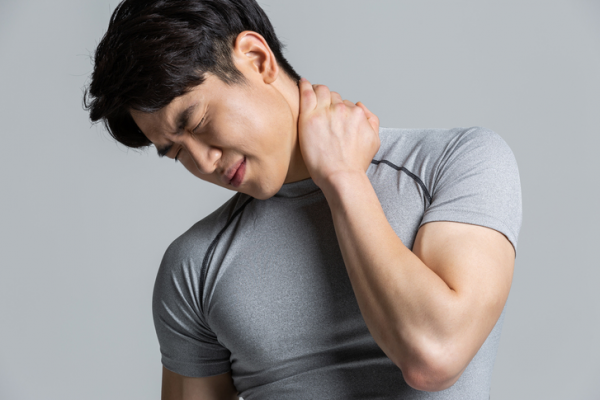 목 통증을 느끼는 사람