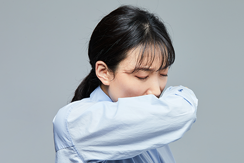 기침하는 여성