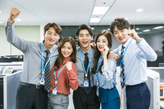 직장인들이 함께 서 있는 모습